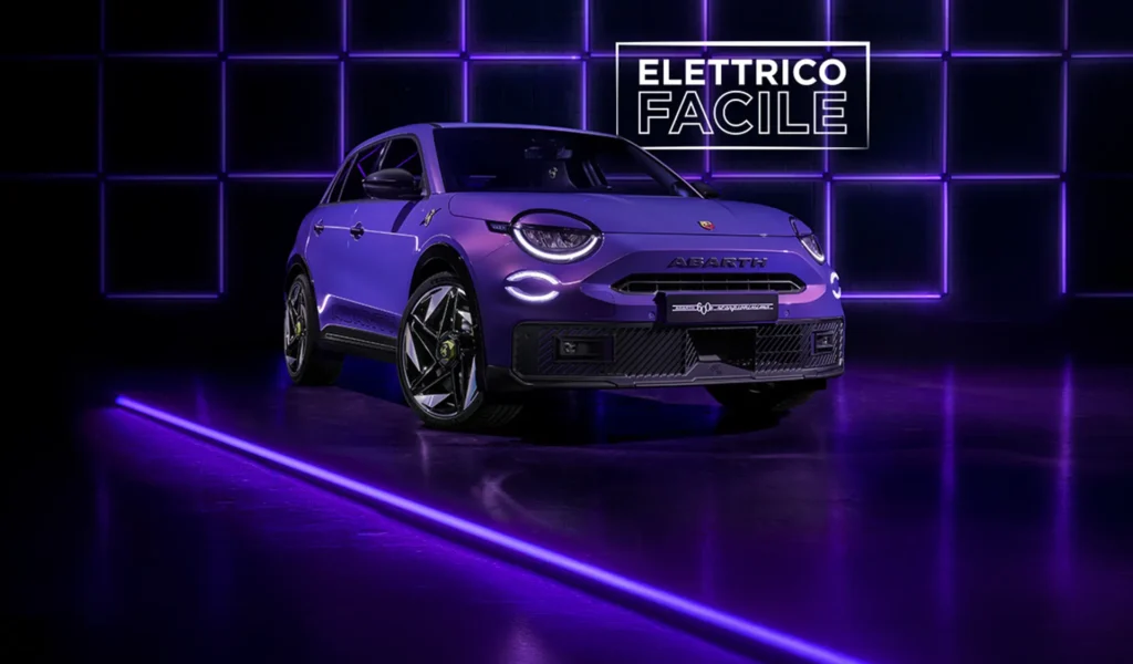 Abarth 600e Scorpionissima su fondo scuro elettrico