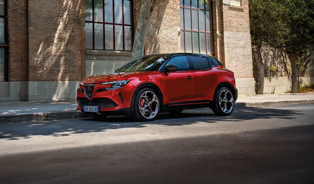 Alfa Romeo Junior Ibrida parcheggiata in strada