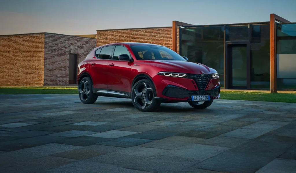 Alfa Romeo Tonale parcheggiata davanti a una casa di design