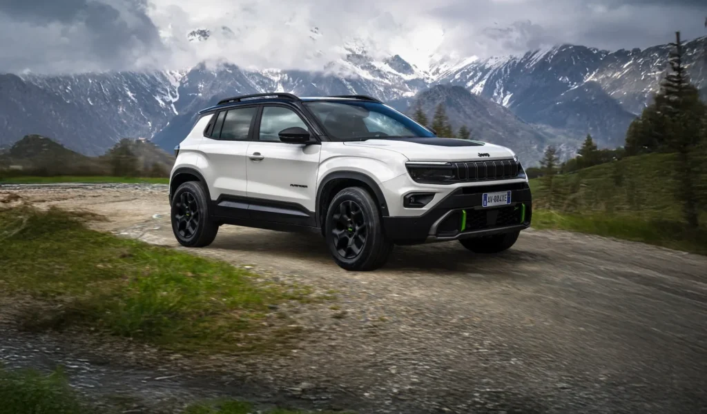 Jeep Avenger in un paesaggio di montagna