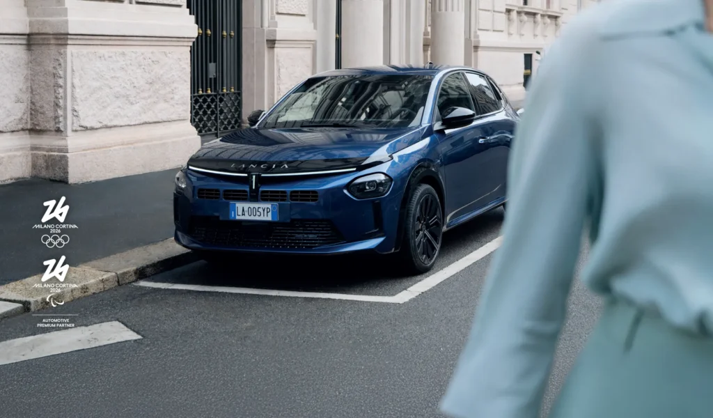 Lancia Ypsilon ibrida su strada di città