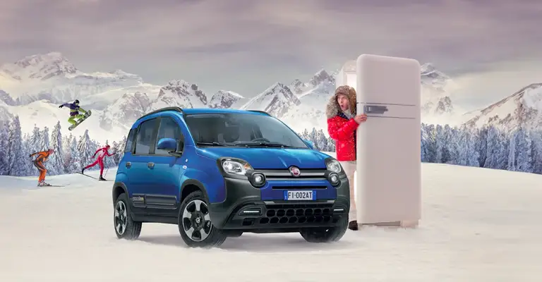 Fiat Pandina Hybrid blu in uno scenario di montagna