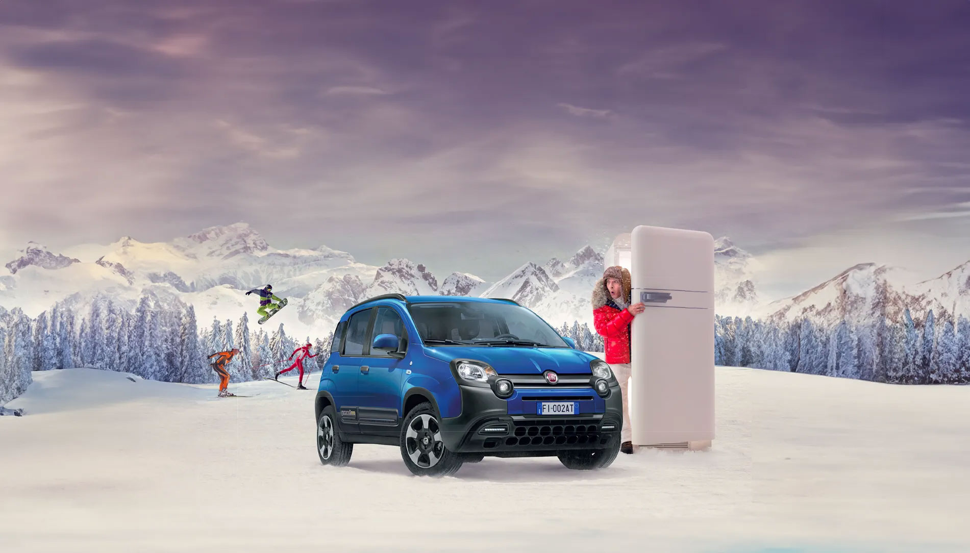 Fiat Pandina Hybrid blu sulla neve, in un contesto di montagna